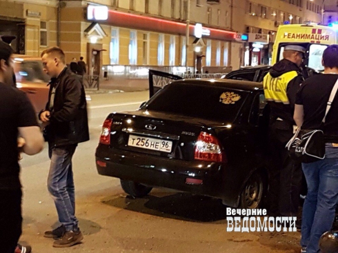«Приора» протаранила три легковушки в центре Екатеринбурга (ФОТО)