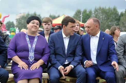 Евгений Куйвашев посетил Ирбитскую ярмарку, где купил вырезанную из дерева рыбу
