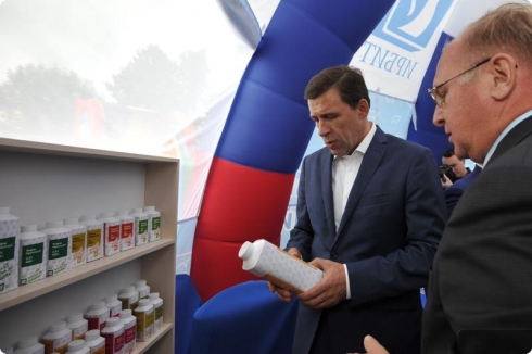 Евгений Куйвашев посетил Ирбитскую ярмарку, где купил вырезанную из дерева рыбу