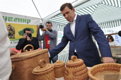 Евгений Куйвашев посетил Ирбитскую ярмарку, где купил вырезанную из дерева рыбу