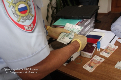 В Екатеринбурге при попытке дать взятку задержали иностранку 