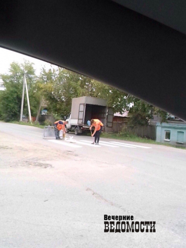 В Камышлове дорожную разметку наносят метлой (ФОТО)