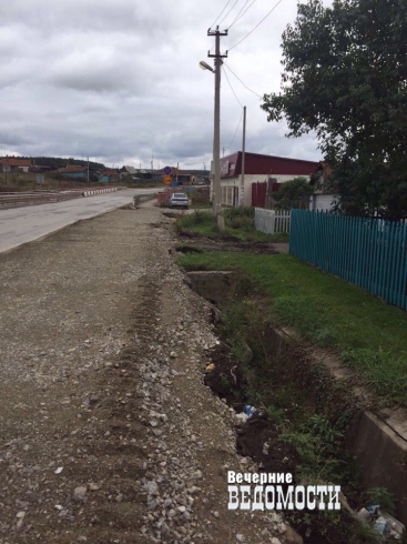 Реконструкция дороги в Белоярке вызвала возмущение жителей (ФОТО)