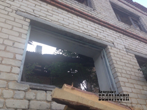 В Белоярке в сгоревшем почти 20 лет назад многоквартирнике продолжают жить люди 