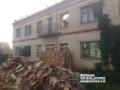 В Белоярке в сгоревшем почти 20 лет назад многоквартирнике продолжают жить люди 