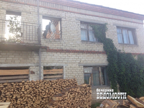 В Белоярке в сгоревшем почти 20 лет назад многоквартирнике продолжают жить люди 