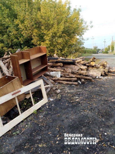 В уральском поселке детский сад и школу топят дровами