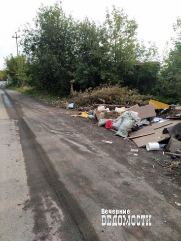 Мусор копится и воняет: микрорайон в Белоярке превращается в большую помойку