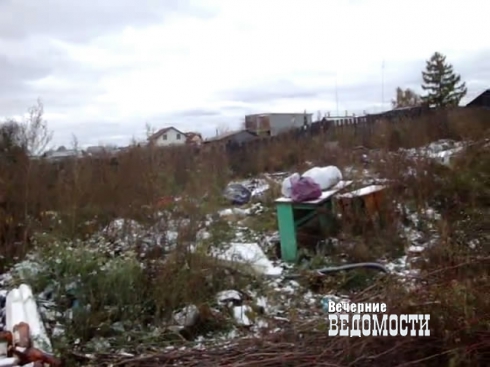 Село в Белоярке превратилось в большую свалку