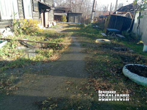 Во дворе многоквартирника в Серове четвертый год текут фекалии под окнами