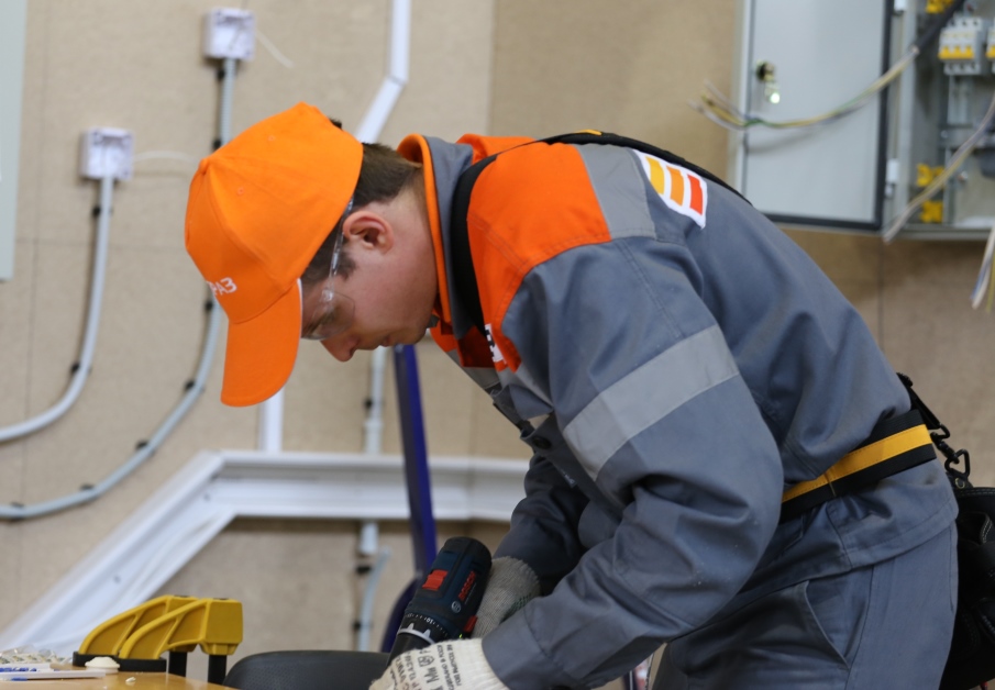 Рабочий участвовать. Профессии ЕВРАЗА. ЕВРАЗ работники. WORLDSKILLS Качканар ЕВРАЗ. ЕВРАЗ фото сотрудников и специалистов.