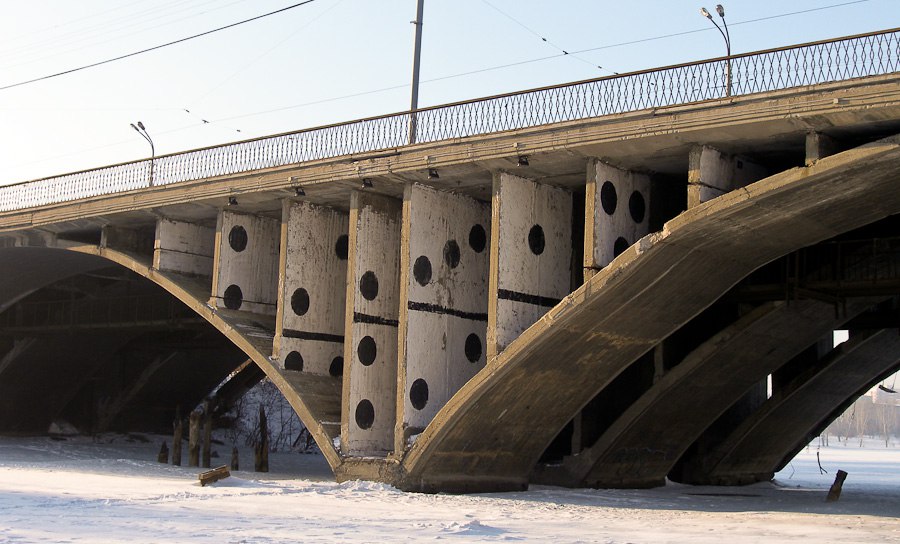 Мост 2010 год. Мост Челюскинцев Екатеринбург. Макаровский мост Екатеринбург. Макаровский мост Екатеринбург Домино. Мост на Челюскинцев. Екатеринбург ночью.