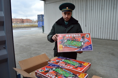 Сотрудники екатеринбургской таможни изъяли китайский контрафакт с символикой FIFA