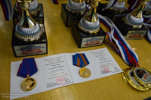 Свердловские полицейские взяли золото на всероссийском турнире по комплексному единоборству