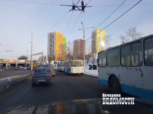 В Екатеринбурге парализовано движение троллейбусов в сторону Уралмаша
