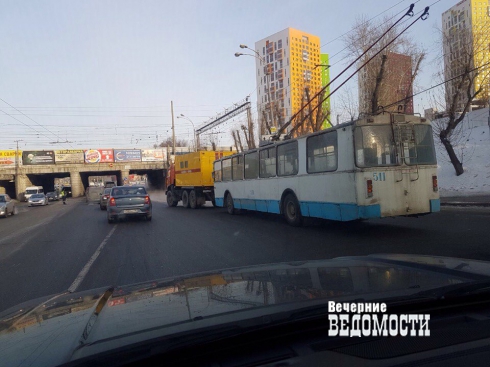В Екатеринбурге парализовано движение троллейбусов в сторону Уралмаша