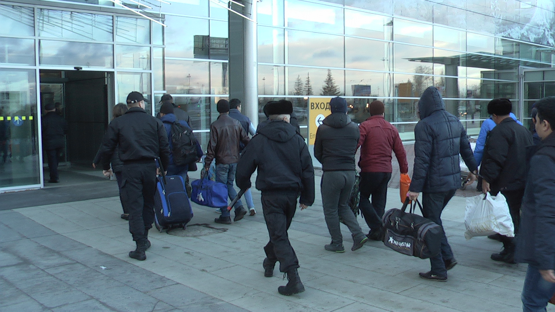 Депортация таджиков видео. Мигранты в аэропорту. Выдворение иностранных граждан. Мигранты из Узбекистана в аэропорту. Выдворение мигрантов из России.