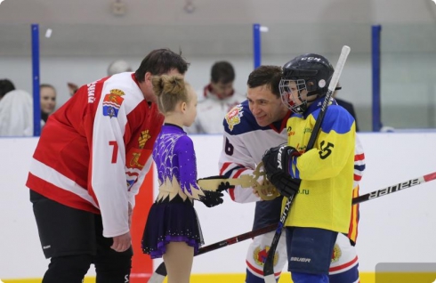 Команда Евгения Куйвашева сыграла в хоккей с администрацией Каменска-Уральского