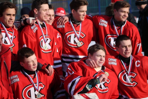 Подростки из Екатеринбурга сразились на хоккейном корте с ровесниками из Асбеста