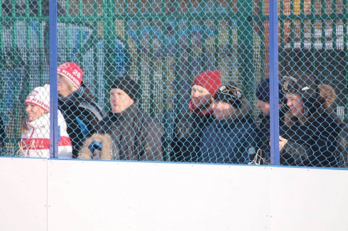 Подростки из Екатеринбурга сразились на хоккейном корте с ровесниками из Асбеста