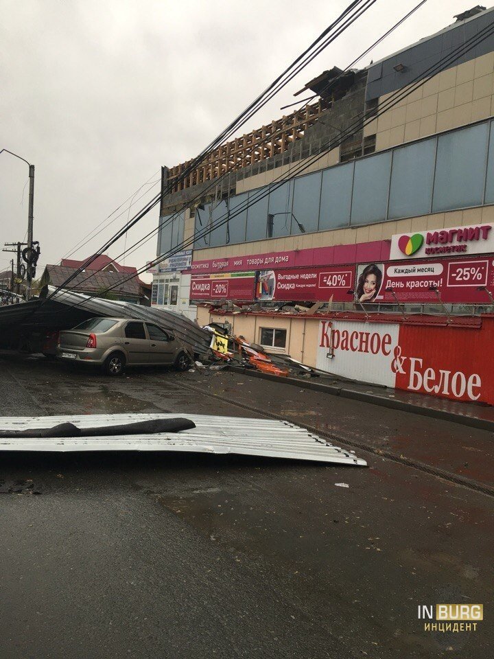 Прошла первая майская гроза и оставила за собой упавшие деревья и столбы, сорванные крыши и разбитые автомобили