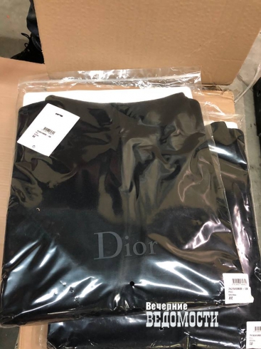 Уральских шопоголиков оставили без Dior: сотрудники таможни и ФСБ задержали крупную партию люксовой одежды в Екатеринбурге