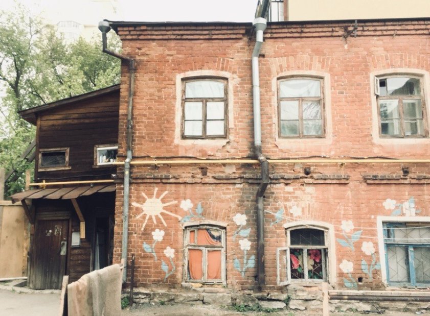 В Екатеринбурге волонтёры своими силами отремонтируют старинный дом на Вайнера