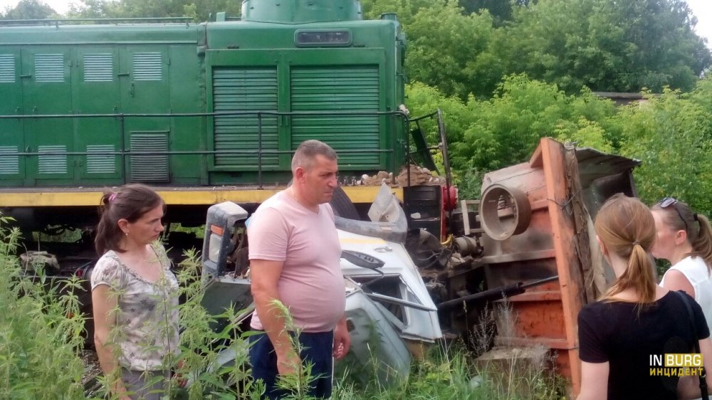 В Среднеуральске железнодорожный локомотив снёс КамАЗ, а на Московском тракте ещё один КамАЗ горит