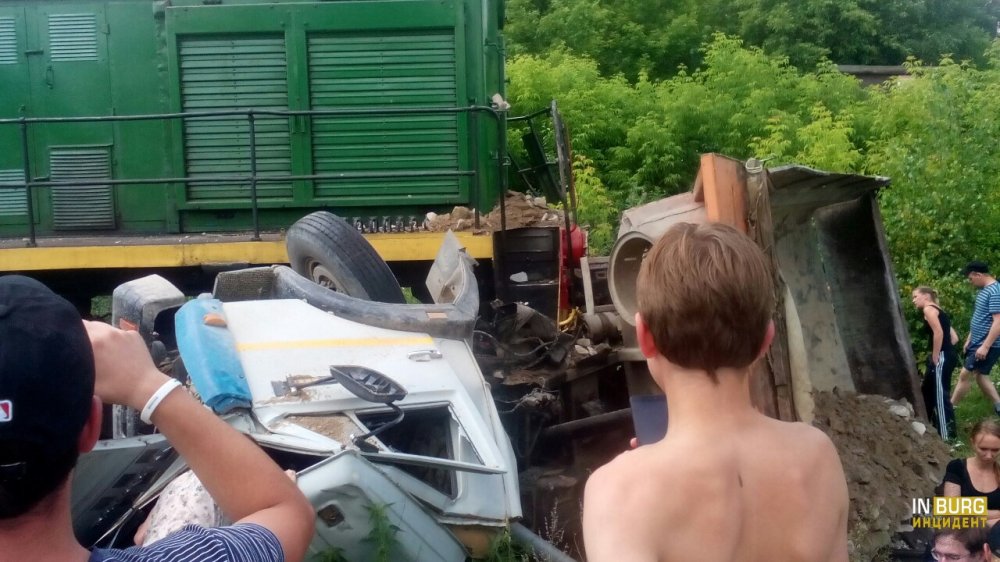 В Среднеуральске железнодорожный локомотив снёс КамАЗ, а на Московском тракте ещё один КамАЗ горит