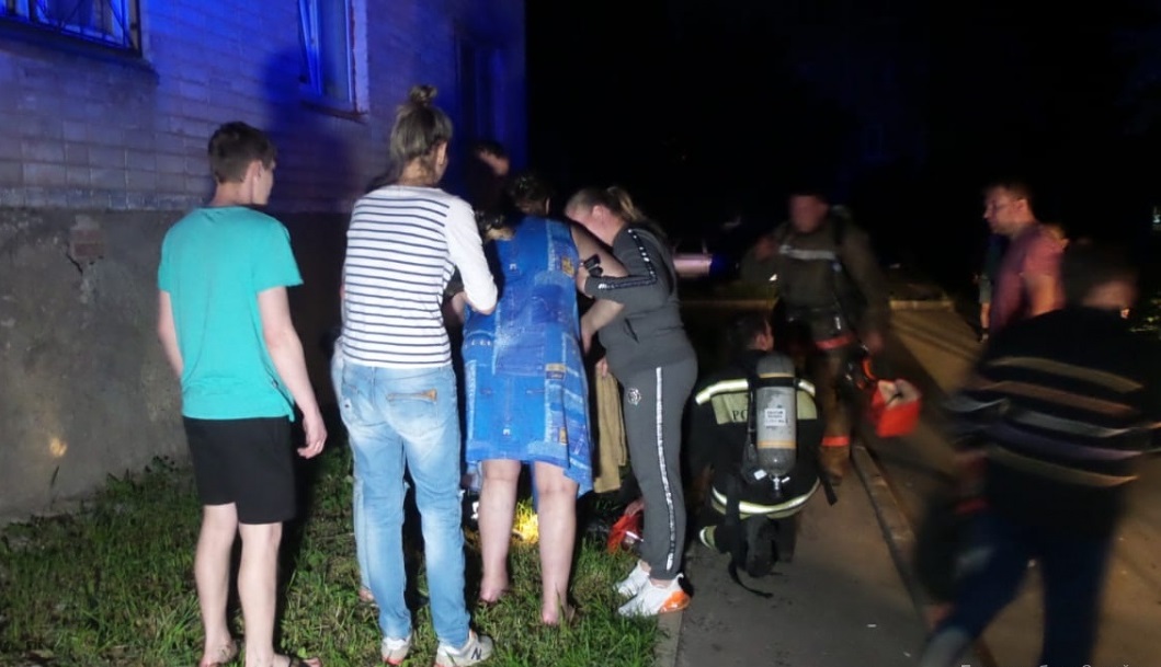 Ночью из-за пожара в Компрессорном эвакуировали 54 человека