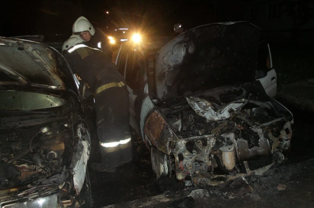 В Екатеринбурге ночью сгорели два автомобиля. Владельцы уверены, что это был поджог