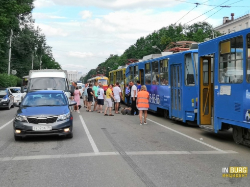 В центре Екатеринбурга столкнулись два трамвая