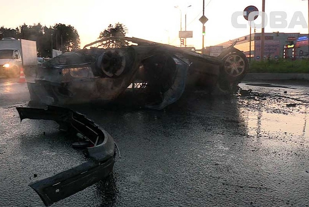 В Екатеринбурге на Берёзовском тракте в результате ДТП сгорел автомобиль