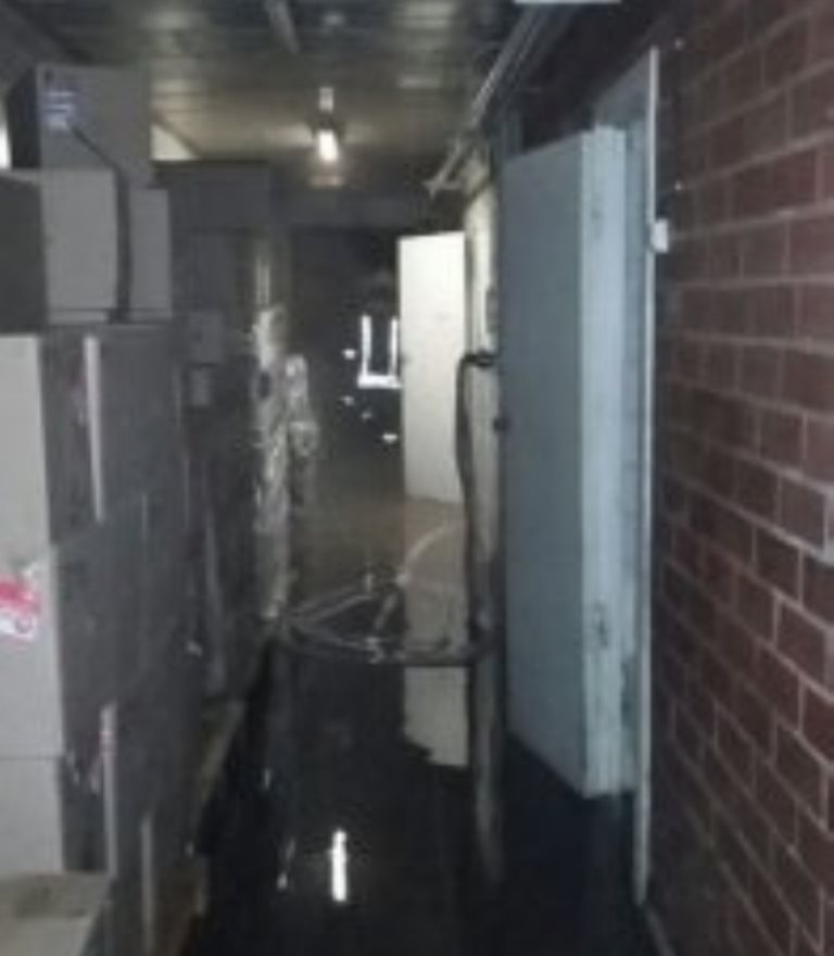 В Екатеринбурге ночью, из-за пожара в магазине, эвакуировали жильцов дома