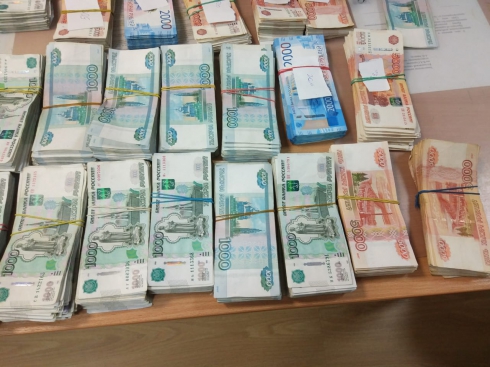 В аэропорту Кольцово таможенники задержали китайца с 10 миллионами рублей