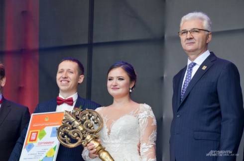 В Екатеринбурге молодожёны, зарегистрировавшие брак в День города, выиграли квартиру