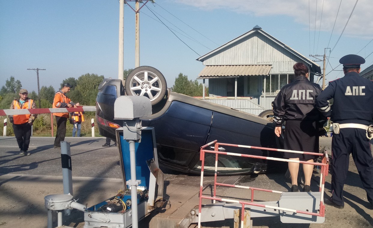 В Свердловской области у станции Марамзино автомобиль перевернулся прямо на ж/д переезде
