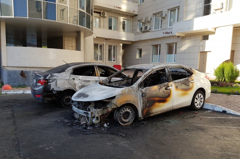 В Екатеринбурге, в переулке Красном, в результате поджога сгорели две иномарки