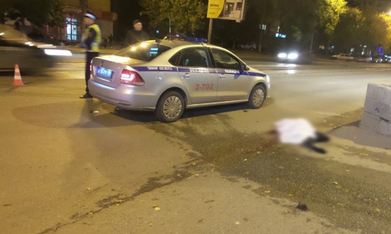 В Екатеринбурге ночью девушка погибла под колесами автомобиля