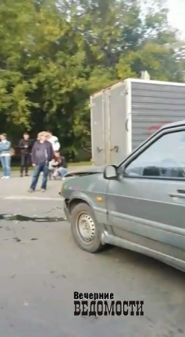 В центре Екатеринбурга столкнулись легковушка и грузовик