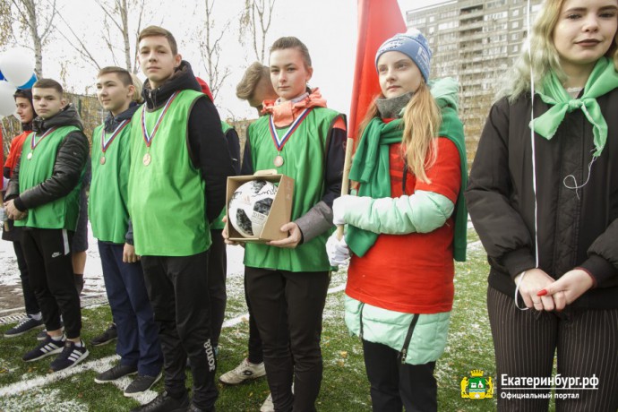 Александр Высокинский открыл школьный стадион на Бебеля