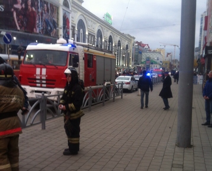 В Екатеринбурге автомобиль после ДТП вылетел на тротуар и сбил несколько пешеходов