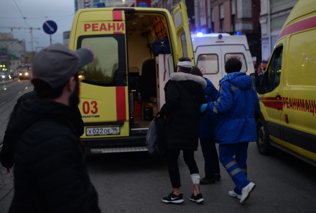 В Екатеринбурге автомобиль после ДТП вылетел на тротуар и сбил несколько пешеходов