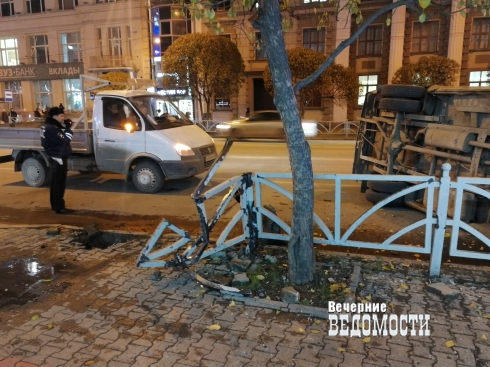 В Екатеринбурге на улице Малышева автомобиль снес ограждение и перевернулся