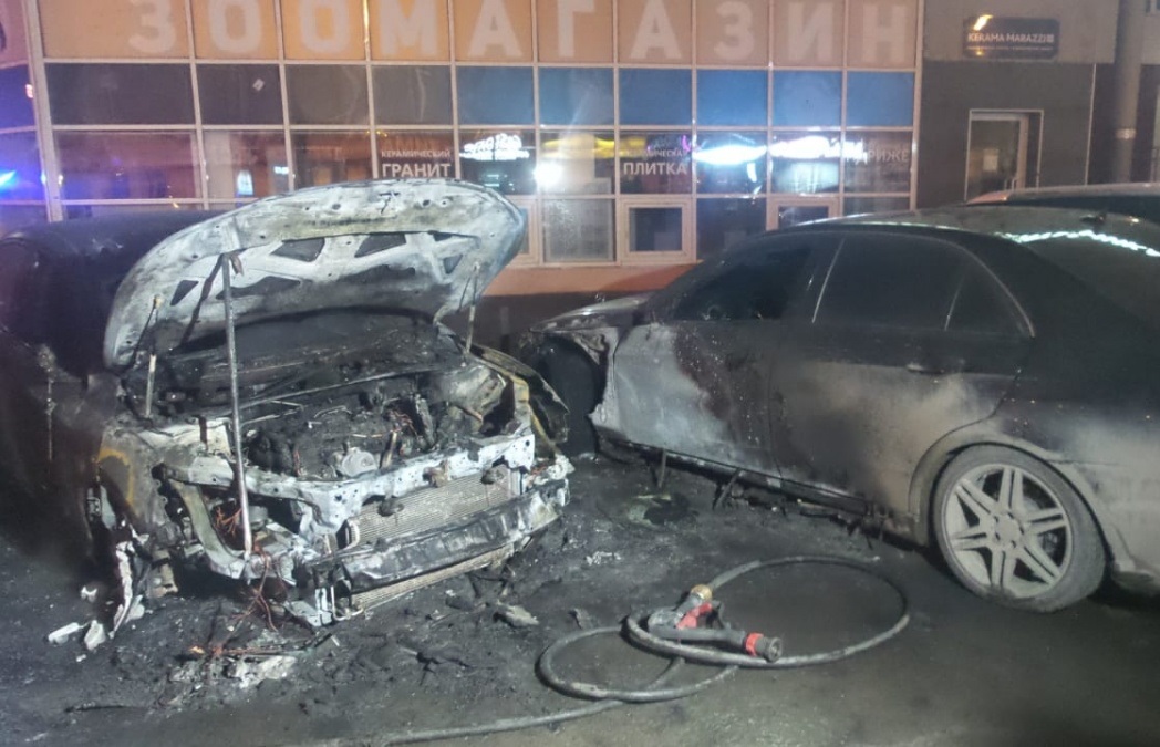 Минувшей ночью на улице Союзной от пожара пострадали три автомобиля Минувшей ночью на улице Союзной от пожара пострадали три автомобиля