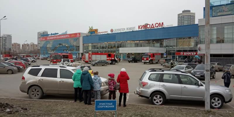 Из-за сработавшей сигнализации из кинотеатра на Щербакова эвакуировали 99 человек