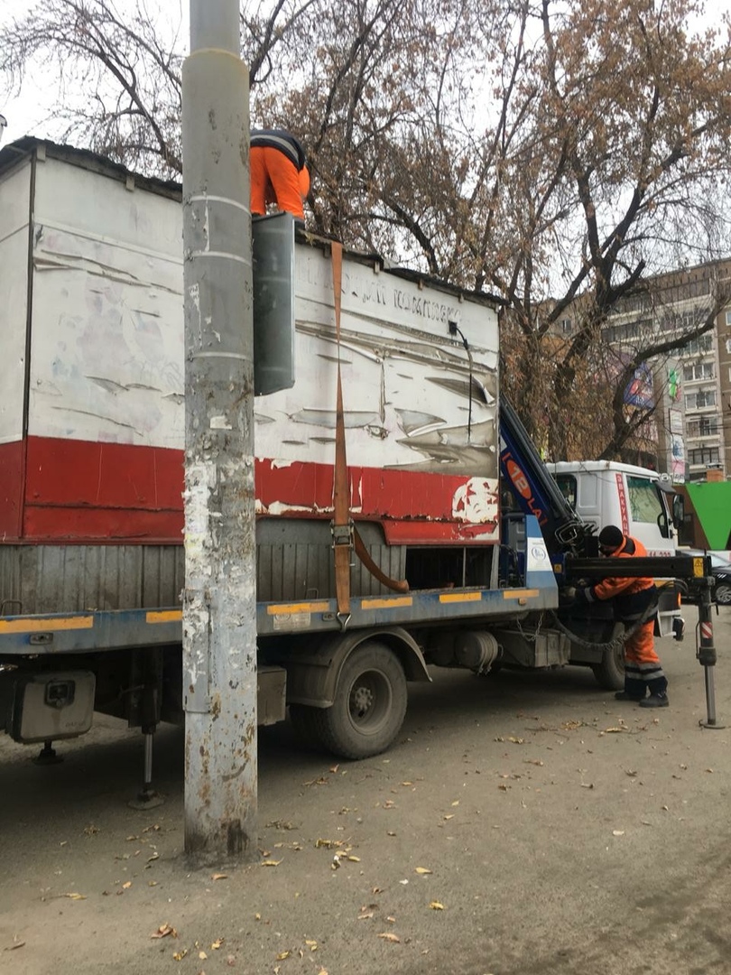 На улице Восстания в Екатеринбурге демонтировали незаконный киоск На улице Восстания в Екатеринбурге демонтировали незаконный киоск