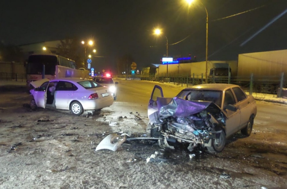 В Екатеринбурге водитель ВАЗа, уходя от погони, совершил лобовой таран Volkswagen Polo В Екатеринбурге водитель ВАЗа, уходя от погони, совершил лобовой таран Volkswagen Polo