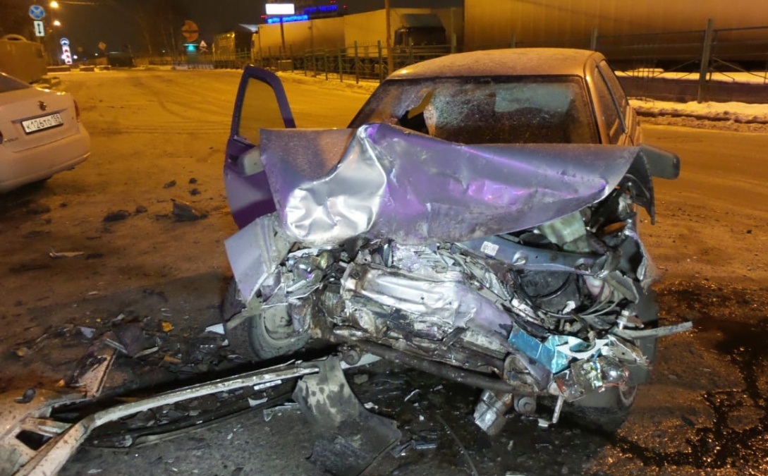 В Екатеринбурге водитель ВАЗа, уходя от погони, совершил лобовой таран Volkswagen Polo В Екатеринбурге водитель ВАЗа, уходя от погони, совершил лобовой таран Volkswagen Polo