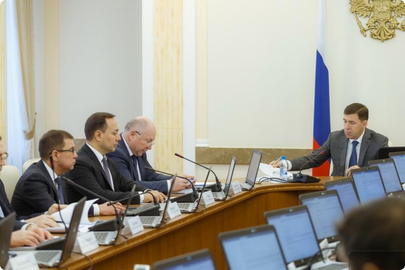Евгений Куйвашев поздравил подчиненных с наступающим Новым годом Евгений Куйвашев поздравил подчиненных с наступающим Новым годом